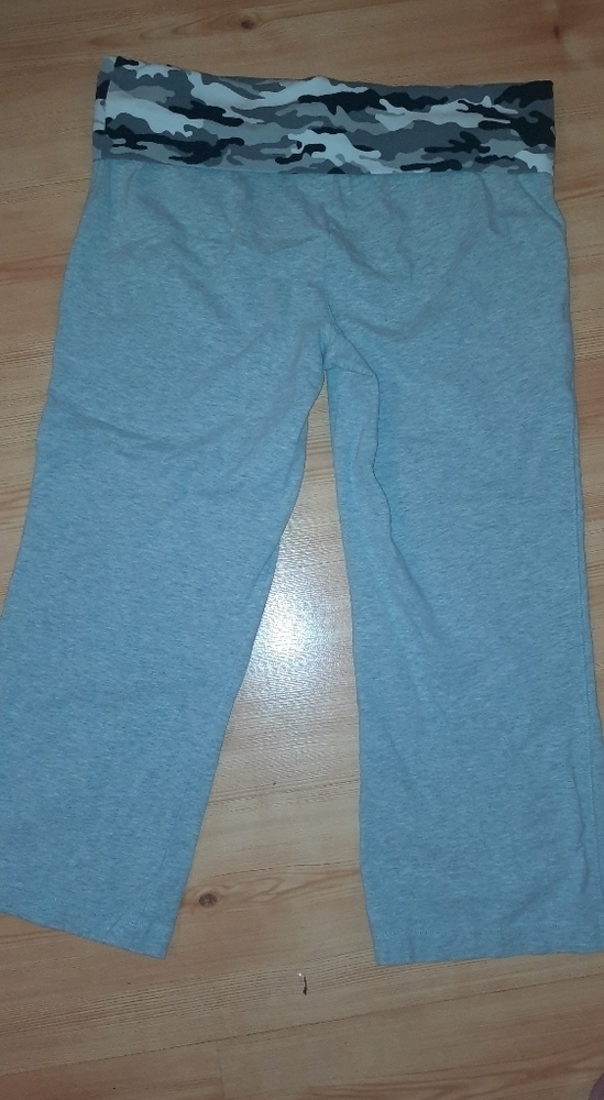 No Boundaries Women's Cropped Flaired Sweatpants - Picture 2 of 4